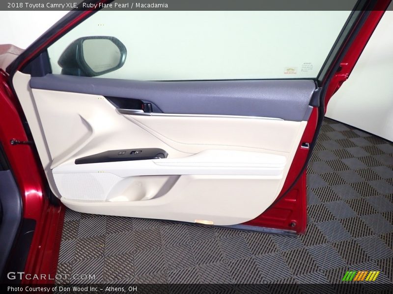 Ruby Flare Pearl / Macadamia 2018 Toyota Camry XLE
