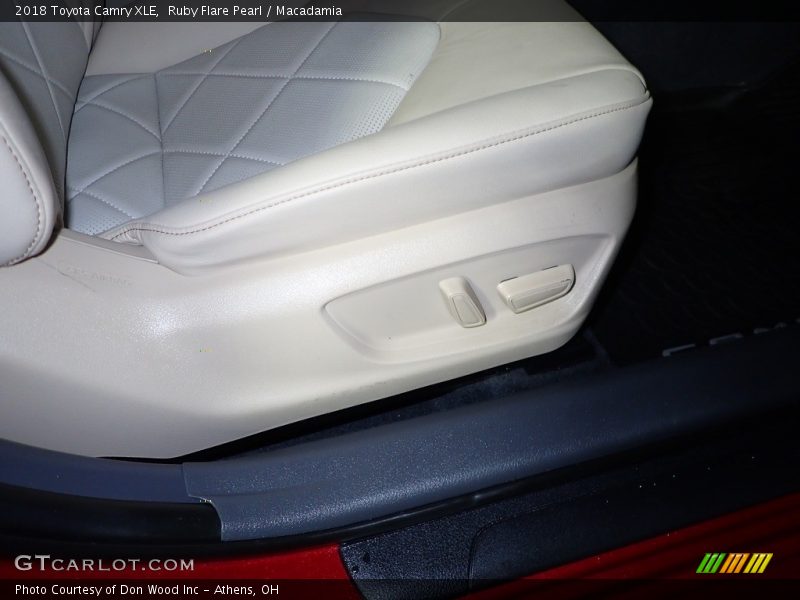 Ruby Flare Pearl / Macadamia 2018 Toyota Camry XLE