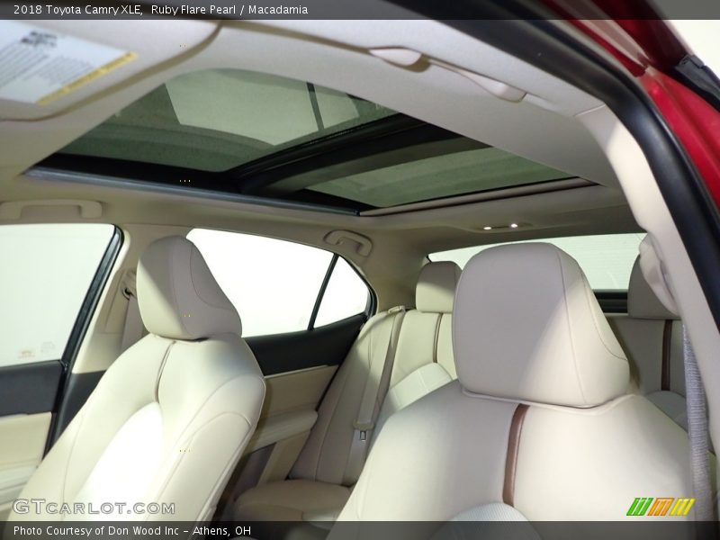 Ruby Flare Pearl / Macadamia 2018 Toyota Camry XLE