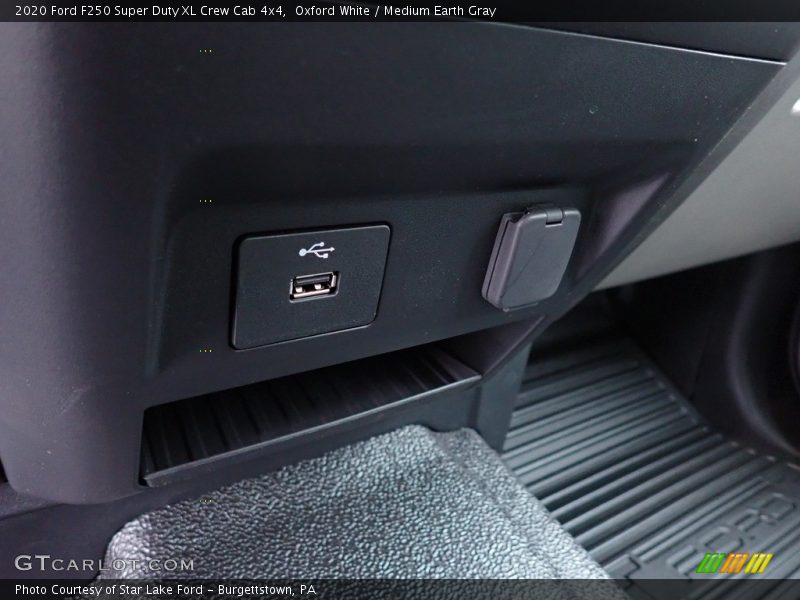 Oxford White / Medium Earth Gray 2020 Ford F250 Super Duty XL Crew Cab 4x4