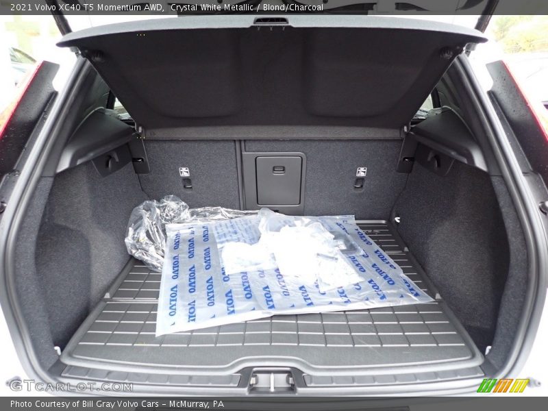 Crystal White Metallic / Blond/Charcoal 2021 Volvo XC40 T5 Momentum AWD
