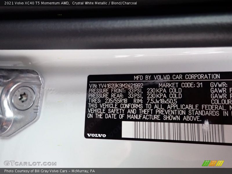 Crystal White Metallic / Blond/Charcoal 2021 Volvo XC40 T5 Momentum AWD