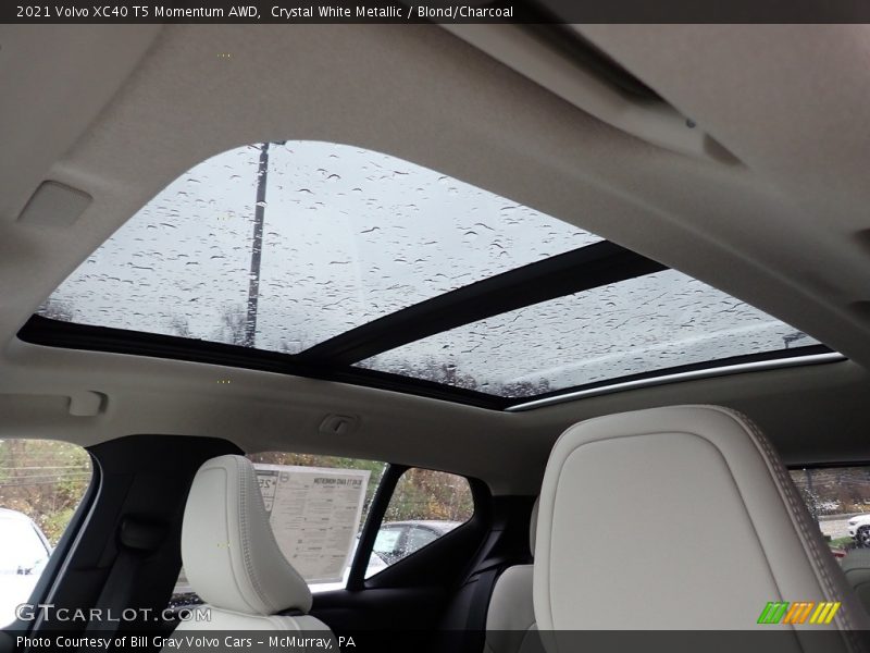 Crystal White Metallic / Blond/Charcoal 2021 Volvo XC40 T5 Momentum AWD