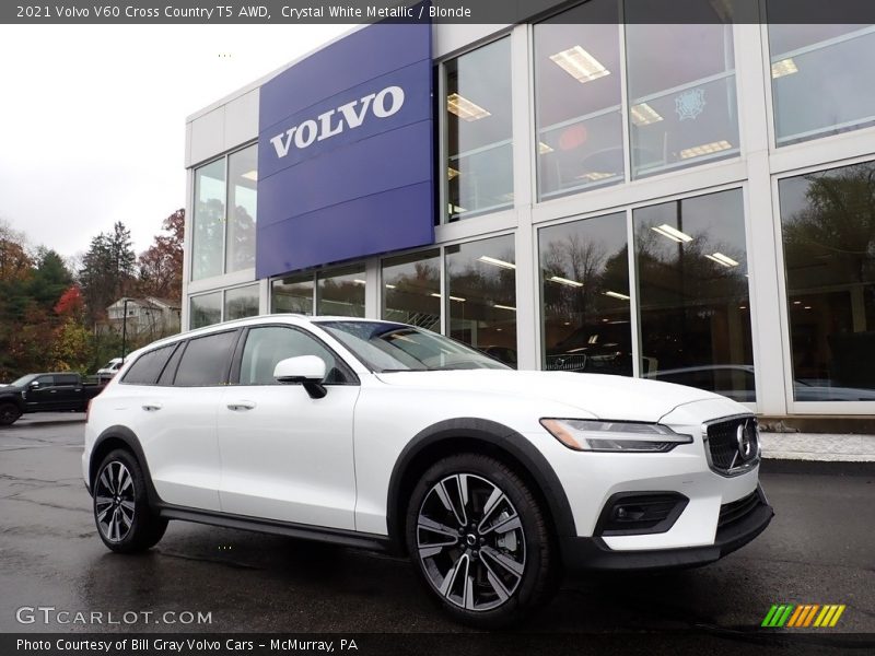 Front 3/4 View of 2021 V60 Cross Country T5 AWD