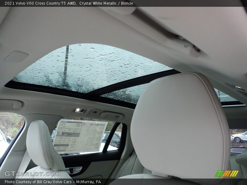 Sunroof of 2021 V60 Cross Country T5 AWD