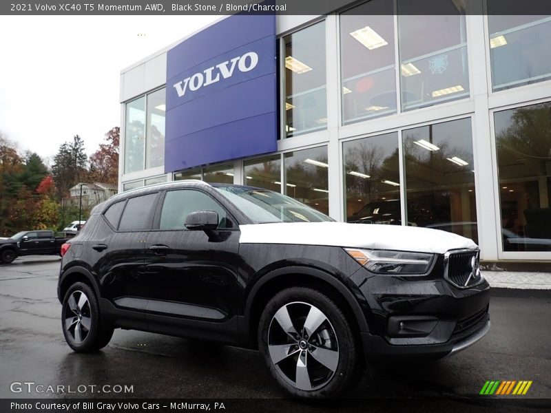 Front 3/4 View of 2021 XC40 T5 Momentum AWD