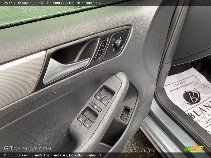 Platinum Gray Metallic / Titan Black 2017 Volkswagen Jetta SE