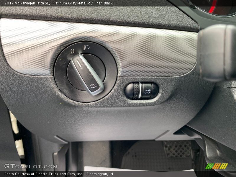 Platinum Gray Metallic / Titan Black 2017 Volkswagen Jetta SE