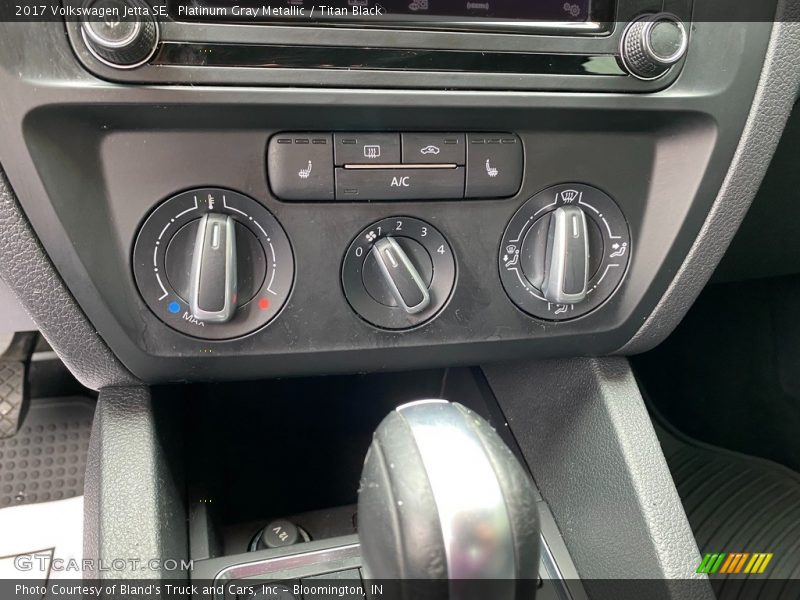 Platinum Gray Metallic / Titan Black 2017 Volkswagen Jetta SE