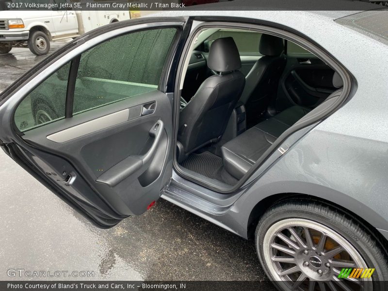 Platinum Gray Metallic / Titan Black 2017 Volkswagen Jetta SE