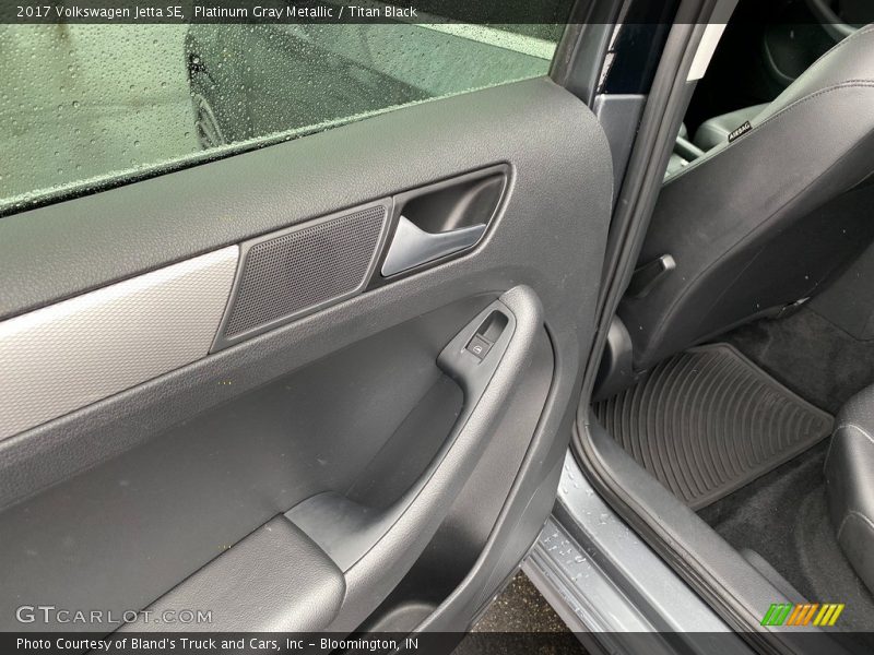 Platinum Gray Metallic / Titan Black 2017 Volkswagen Jetta SE