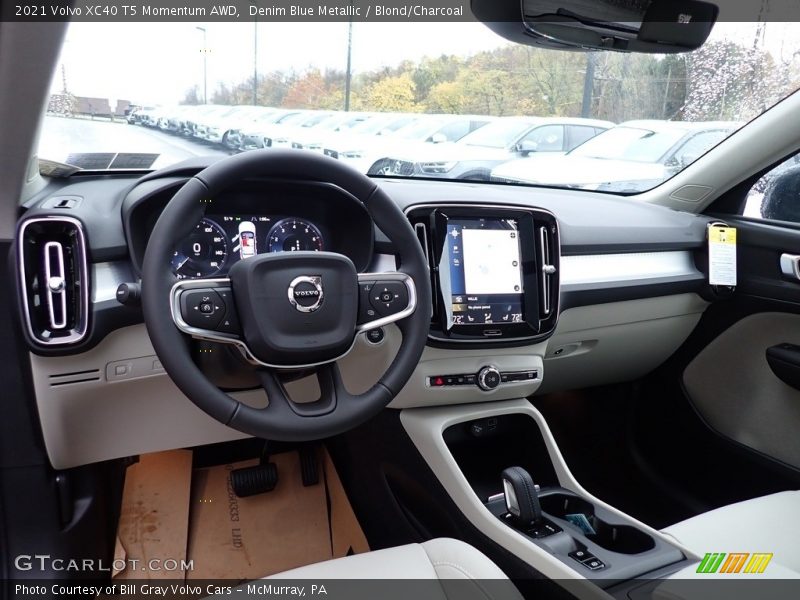Front Seat of 2021 XC40 T5 Momentum AWD