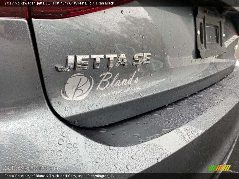 Platinum Gray Metallic / Titan Black 2017 Volkswagen Jetta SE