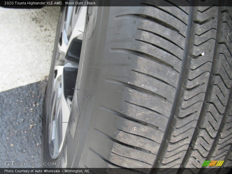 Moon Dust / Black 2020 Toyota Highlander XLE AWD
