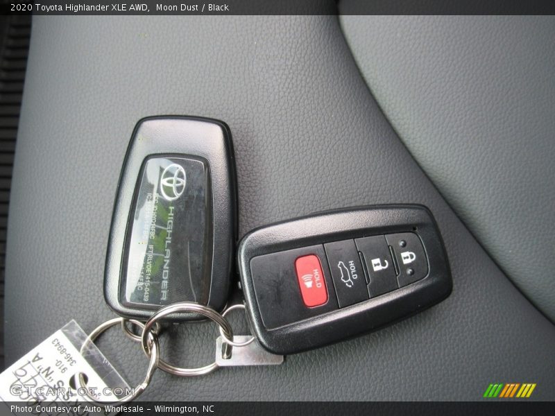Moon Dust / Black 2020 Toyota Highlander XLE AWD