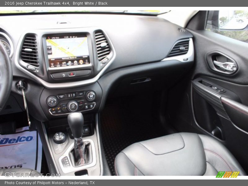 Bright White / Black 2016 Jeep Cherokee Trailhawk 4x4