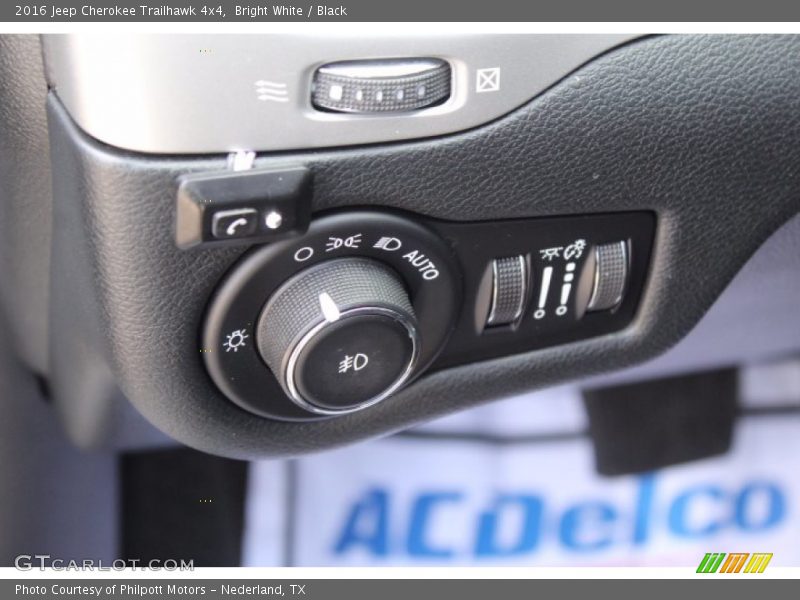 Bright White / Black 2016 Jeep Cherokee Trailhawk 4x4