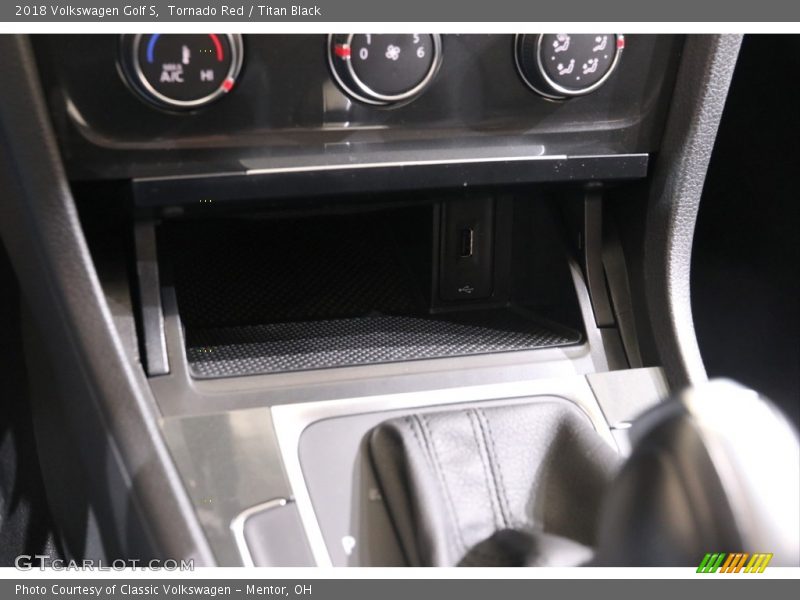 Tornado Red / Titan Black 2018 Volkswagen Golf S