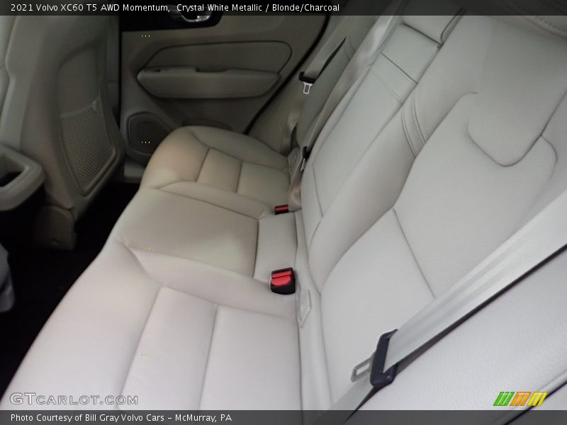 Crystal White Metallic / Blonde/Charcoal 2021 Volvo XC60 T5 AWD Momentum