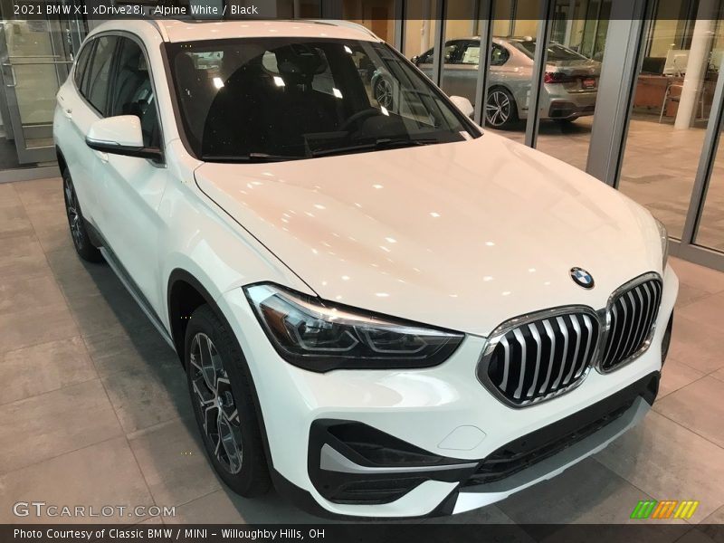 Alpine White / Black 2021 BMW X1 xDrive28i