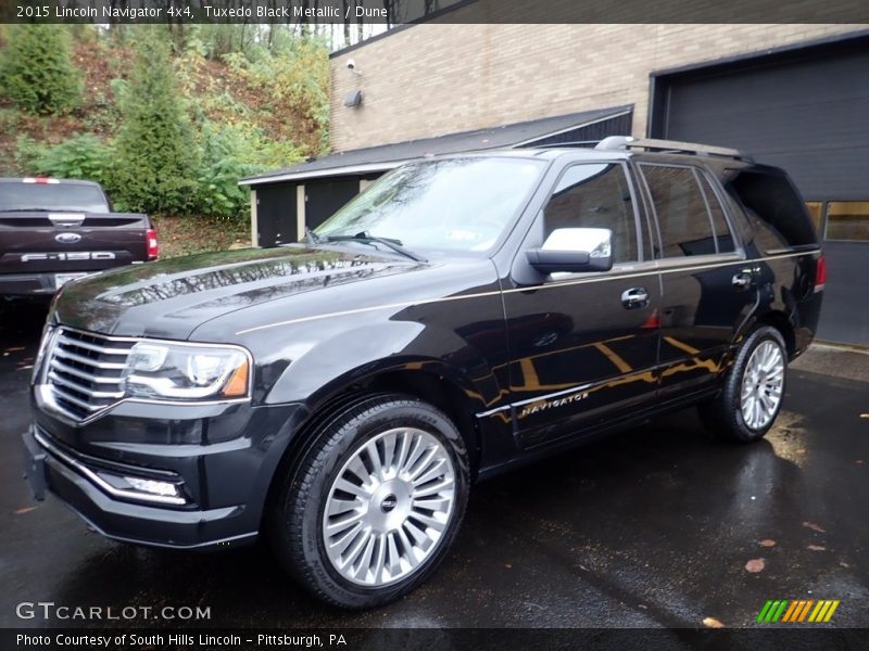 Front 3/4 View of 2015 Navigator 4x4