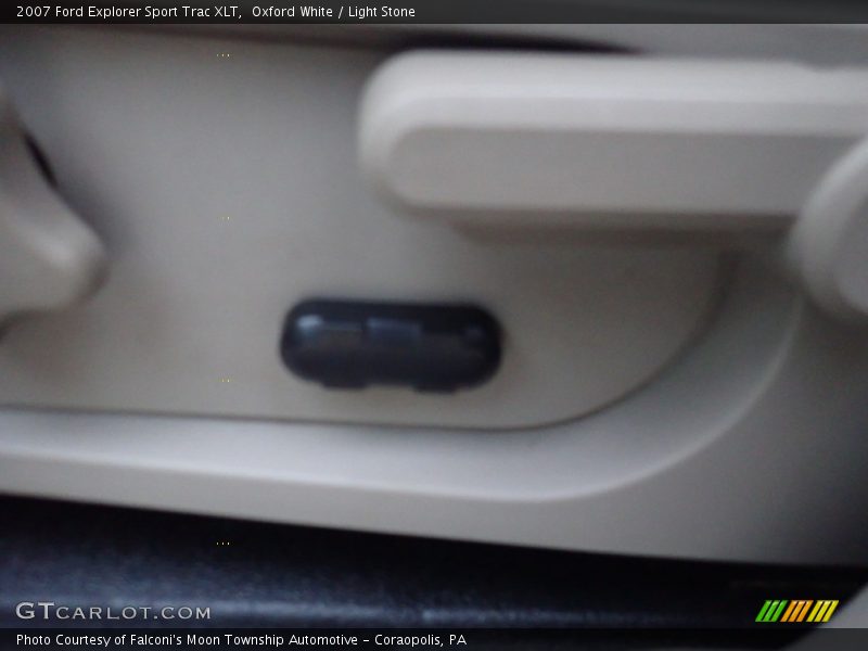 Oxford White / Light Stone 2007 Ford Explorer Sport Trac XLT