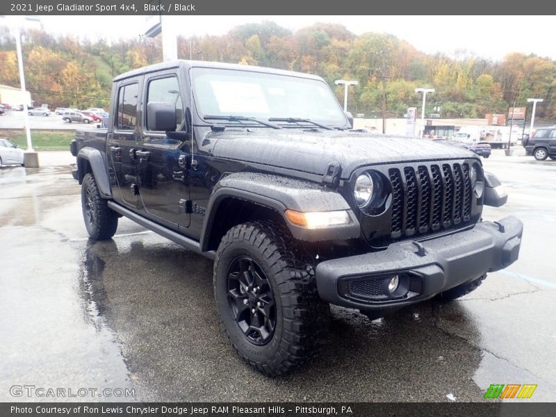 Front 3/4 View of 2021 Gladiator Sport 4x4