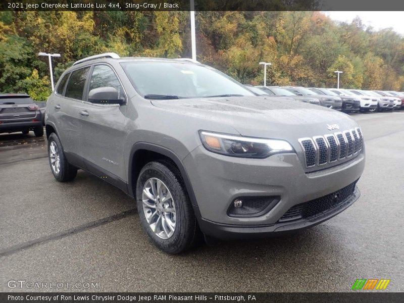 Front 3/4 View of 2021 Cherokee Latitude Lux 4x4