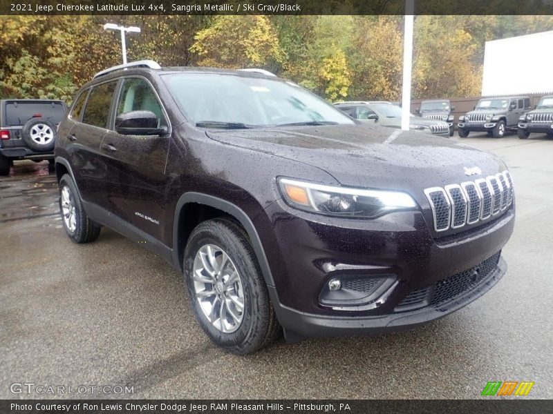 Front 3/4 View of 2021 Cherokee Latitude Lux 4x4