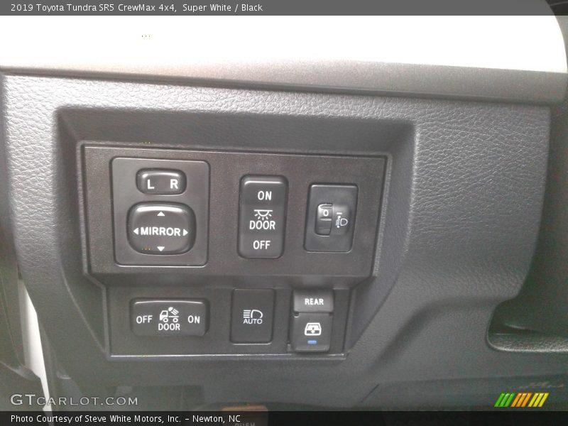 Super White / Black 2019 Toyota Tundra SR5 CrewMax 4x4