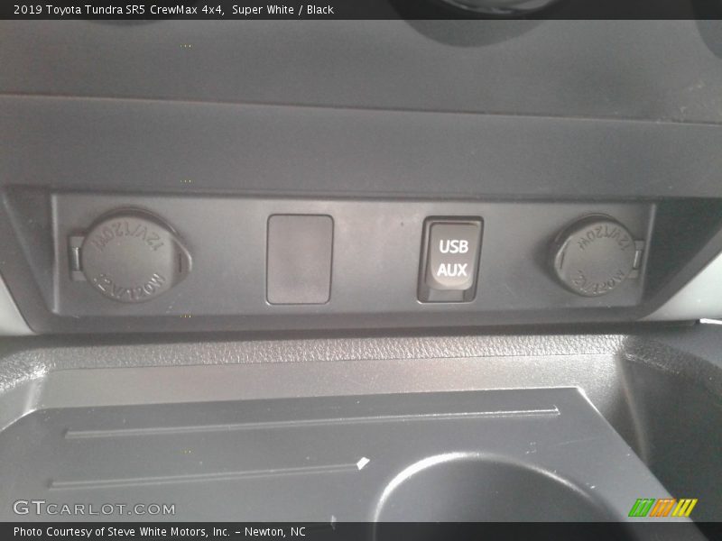 Super White / Black 2019 Toyota Tundra SR5 CrewMax 4x4