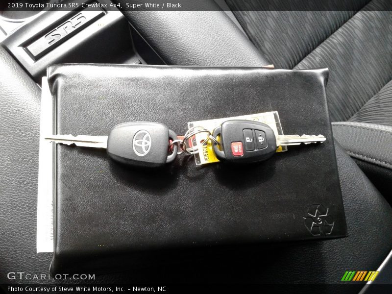 Super White / Black 2019 Toyota Tundra SR5 CrewMax 4x4