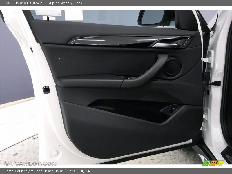 Alpine White / Black 2017 BMW X1 sDrive28i