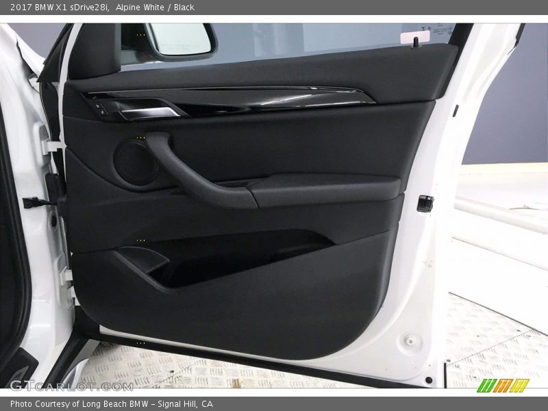 Alpine White / Black 2017 BMW X1 sDrive28i