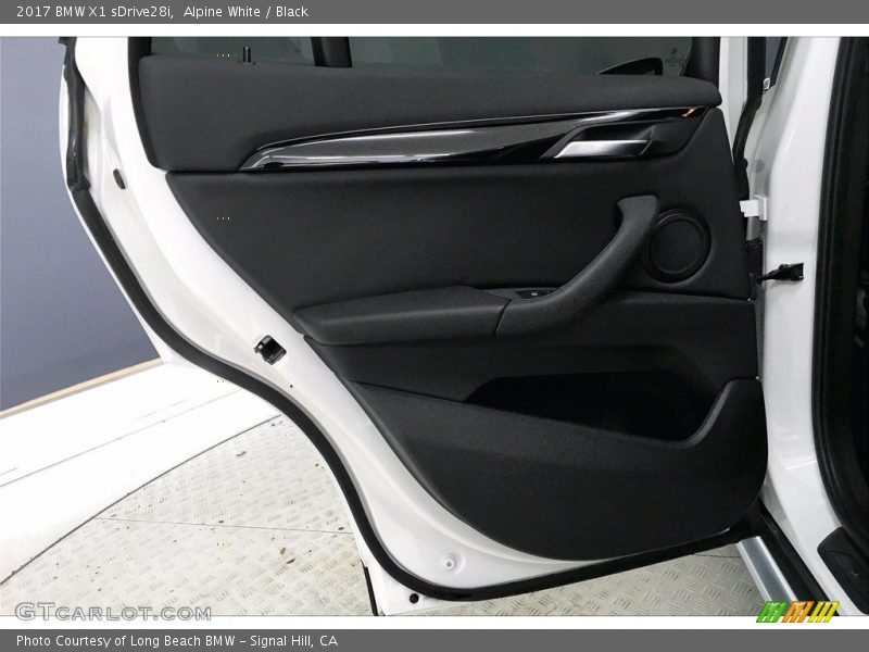 Alpine White / Black 2017 BMW X1 sDrive28i