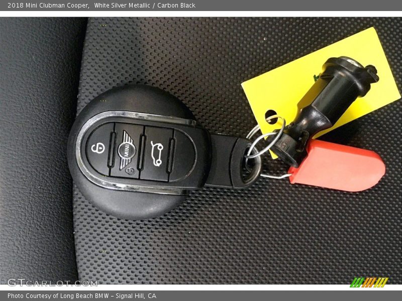 White Silver Metallic / Carbon Black 2018 Mini Clubman Cooper