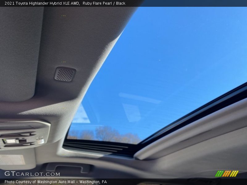 Ruby Flare Pearl / Black 2021 Toyota Highlander Hybrid XLE AWD