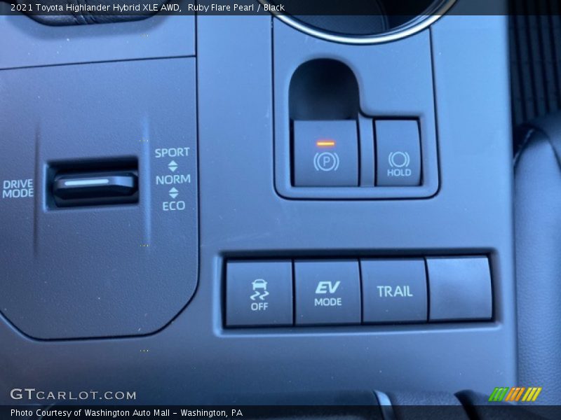 Ruby Flare Pearl / Black 2021 Toyota Highlander Hybrid XLE AWD