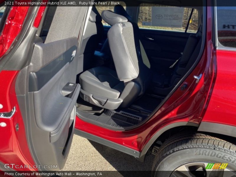 Ruby Flare Pearl / Black 2021 Toyota Highlander Hybrid XLE AWD