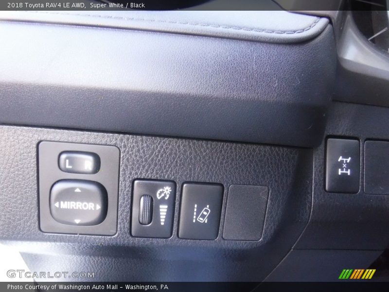 Super White / Black 2018 Toyota RAV4 LE AWD