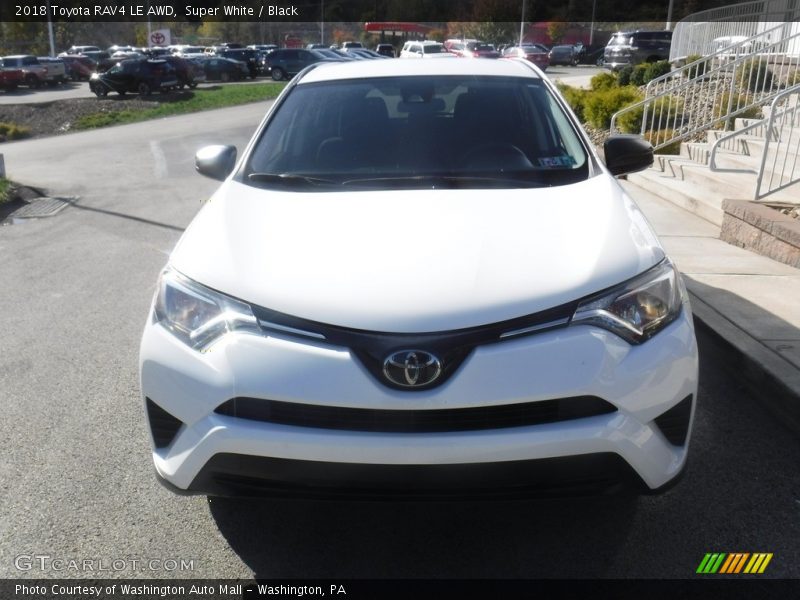 Super White / Black 2018 Toyota RAV4 LE AWD