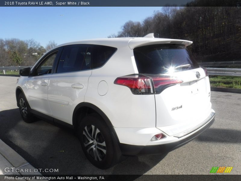 Super White / Black 2018 Toyota RAV4 LE AWD