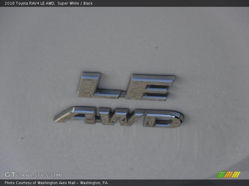 Super White / Black 2018 Toyota RAV4 LE AWD
