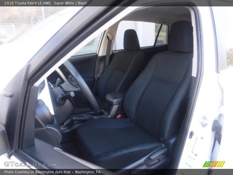 Super White / Black 2018 Toyota RAV4 LE AWD