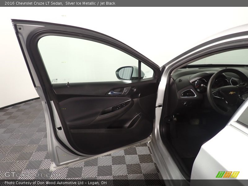 Silver Ice Metallic / Jet Black 2016 Chevrolet Cruze LT Sedan