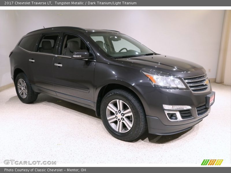 Front 3/4 View of 2017 Traverse LT