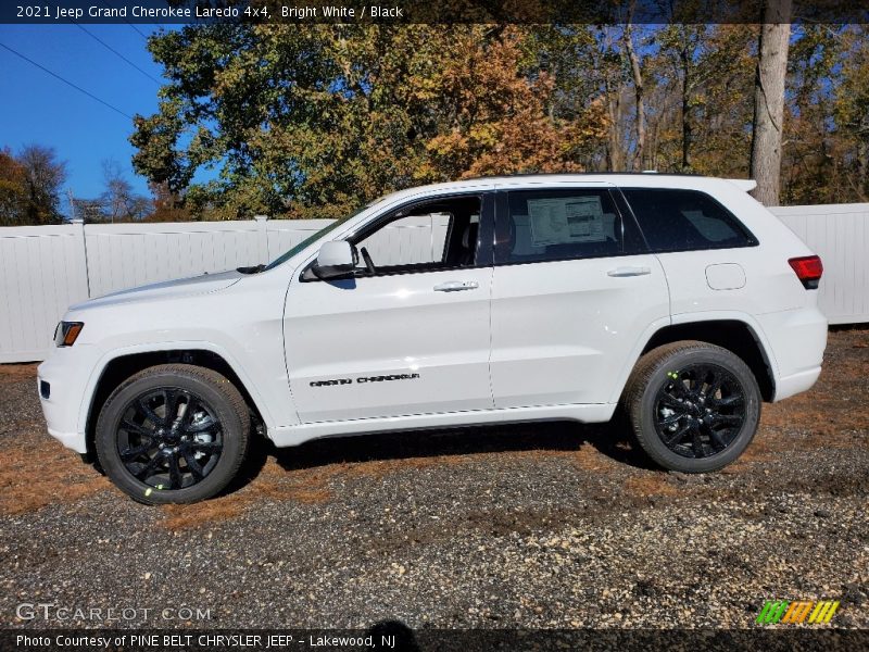 Bright White / Black 2021 Jeep Grand Cherokee Laredo 4x4