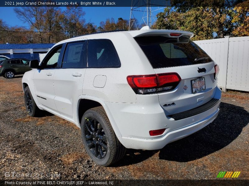 Bright White / Black 2021 Jeep Grand Cherokee Laredo 4x4