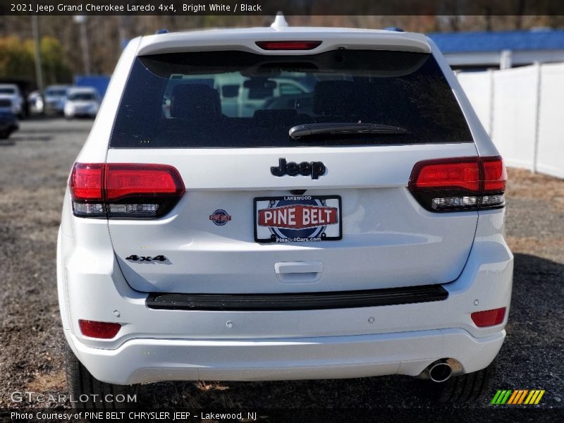 Bright White / Black 2021 Jeep Grand Cherokee Laredo 4x4