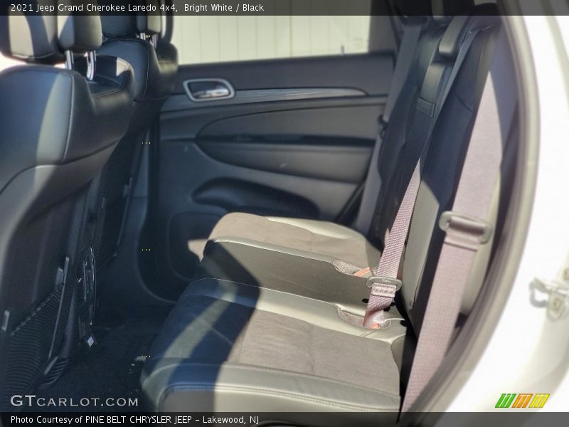 Bright White / Black 2021 Jeep Grand Cherokee Laredo 4x4